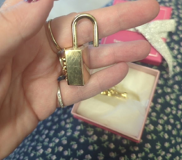 Elegant Gold Padlock Charm with Crystals - Picture 5 of 7
